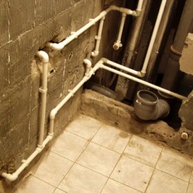 Разводка водопровода в квартире — сравнение тройниковой и коллекторной схем