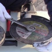 Какой стороной нужно ставить отрезной круг на болгарку