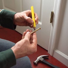 3 простых способа избавиться от скрипа двери