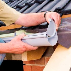 Инструктаж по установке водостоков для крыши: как провести монтажные работы своими руками