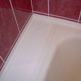 Как и чем заделать щель между стеной и ванной: практические способы