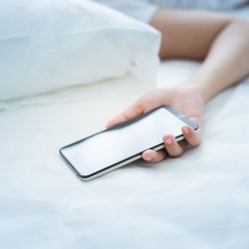 Почему нельзя класть телефон под подушку