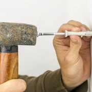 3 способа закрепить выпадающий из стены дюбель