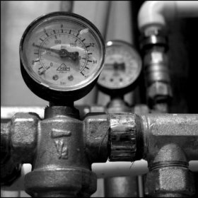 Как определить давление в водопроводе и повысить его, если оно упало?