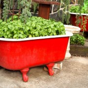 Красота и польза: как использовать старую ванну на даче