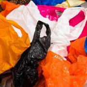 Как сделать приспособление для хранения пакетов на кухне, чтобы избавиться от беспорядка
