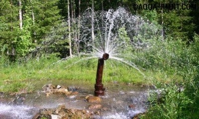 Если вода в артезианской скважине находится под сильным напором, она может фонтанировать