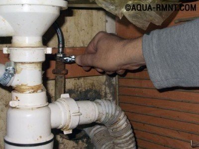 Отсоединение гибкого шланга от водопроводной трубы