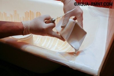 Восстановление ванны жидким акрилом: наливаем состав