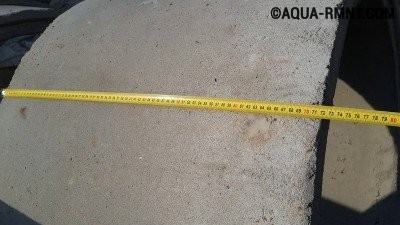 Измерение высоты бетонного кольца рулеткой