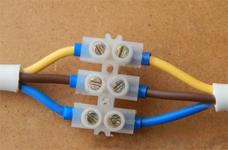 Соединение проводов с помощью клеммной колодки