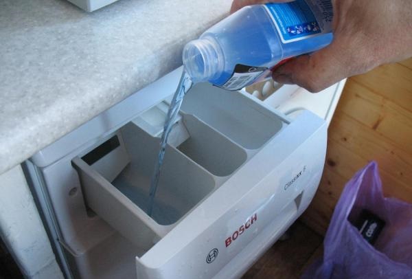 Использование жидкого средства для чистки сливного шланга стиральной машины
