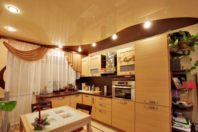 Комбинированный натяжной потолок на кухне