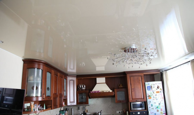 Натяжной потолок на кухне с одной люстрой
