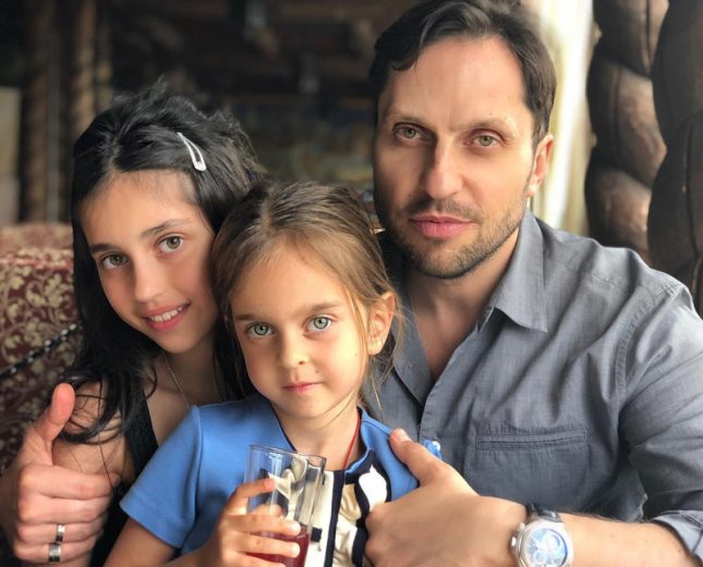 Александр Ревва с дочками