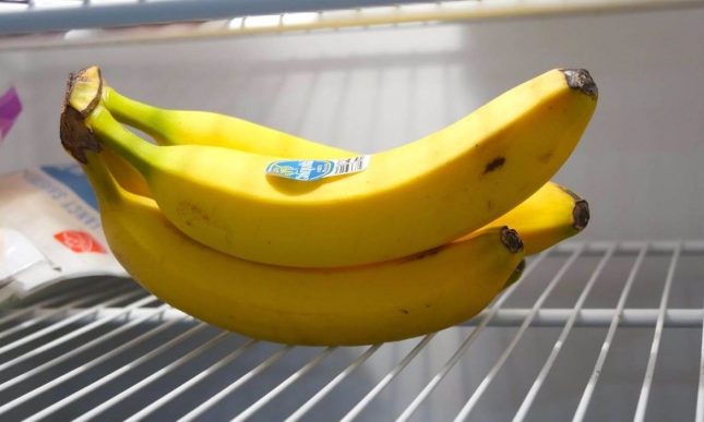 Банан в холодильнике