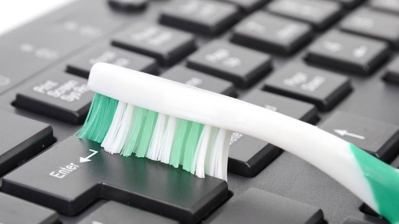 7 нестандартных способов использования зубной щетки для эффективной уборки в доме